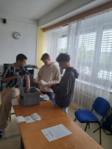 Fotogalerie Studentské volby 2025: Naši žáci si vyzkoušeli fungování demokracie v praxi, foto č. 2